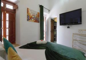 馬拉喀什的住宿－Riad Morocco Sky，客厅的墙上配有平面电视。