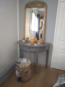 toaletka z lustrem i stołkiem w obiekcie Chambre d'hôtes, Aux Tuileries w mieście Noaillan