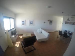 a living room with a white couch and a table at Apartamento en las Negras, a 1 minuto de la playa in Las Negras