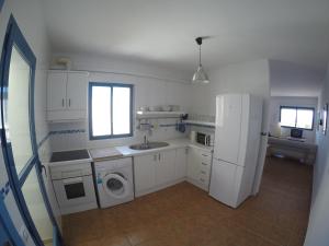 a kitchen with a sink and a white refrigerator at Apartamento en las Negras, a 1 minuto de la playa in Las Negras