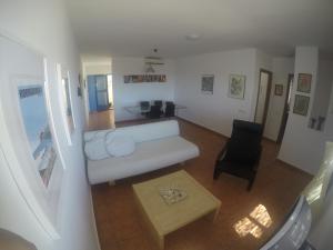 a living room with a white couch and a table at Apartamento en las Negras, a 1 minuto de la playa in Las Negras