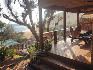 eine Veranda mit einer Hängematte und Meerblick in der Unterkunft Bamboo Room in Ponta do Ouro