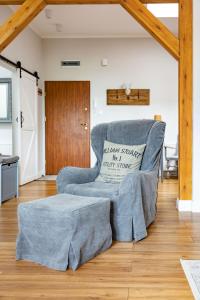 a living room with a couch and a chair at Apartament Wigilijna Premium Starówka in Elblag