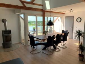 een eetkamer met een tafel en stoelen en een open haard bij Ferienwohung Am Südhang in Bad Bentheim