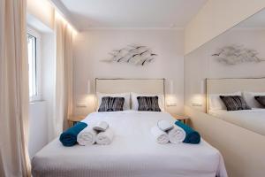 Postel nebo postele na pokoji v ubytování Corfu Χ Suite