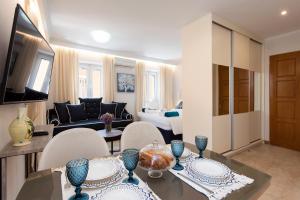 TV a/nebo společenská místnost v ubytování Corfu Χ Suite