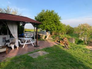 a pavilion with a picnic table in a garden at Pokoje gościnne Ścibórz in Ścibórz