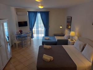 Posteľ alebo postele v izbe v ubytovaní PLEIADES lUXURY APARTMENTS + 37 fotografií