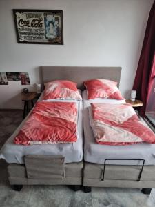 duas camas sentadas uma ao lado da outra num quarto em Cityapartments MH em Mülheim an der Ruhr