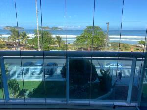 einem Bürogebäude mit Meerblick in der Unterkunft MARCOLINI - Luxo Vista Mar - Praia do Pepê in Rio de Janeiro