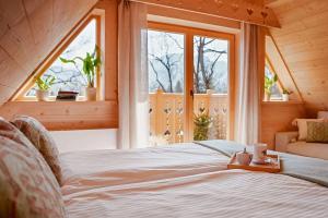 1 dormitorio con 1 cama en una habitación con ventanas en Osada Gąsienica Centrum Zakopane en Zakopane