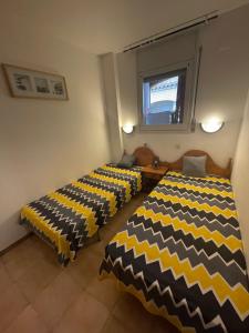 two beds in a room next to each other at Appartement Vue Piscine-100 m de la plage in Empuriabrava