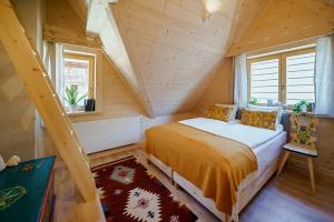 1 dormitorio con 1 cama en una casa de madera en Osada Gąsienica Centrum Zakopane en Zakopane