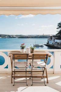 マオーにあるFonducoのテーブルと椅子、水辺の景色を望むバルコニー