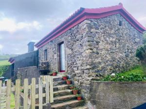 - un bâtiment en pierre accessible par des escaliers dans l'établissement Palheiro da Moenda, à Lajes das Flores