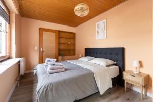 Postel nebo postele na pokoji v ubytování Haus Blaue Traube mit moselblick