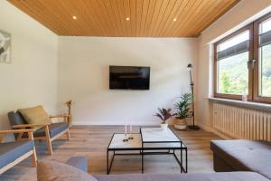 TV a/nebo společenská místnost v ubytování Haus Blaue Traube mit moselblick