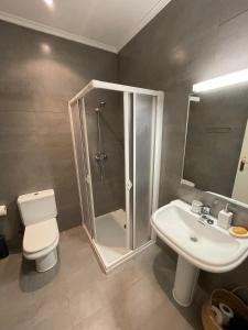 une salle de bains avec douche, toilettes et lavabo dans l'établissement Luminoso apartamento en el centro de San Sebastián, à Saint-Sébastien 3 autres photos