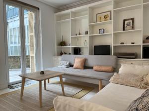 un salon avec un canapé et une table dans l'établissement Luminoso apartamento en el centro de San Sebastián, à Saint-Sébastien