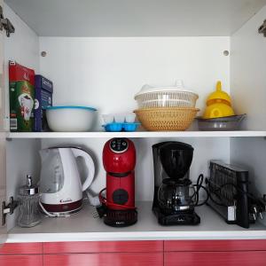 półek kuchenny z ekspresem do kawy i innymi urządzeniami w obiekcie Apartament Oasis A6 ROSES w mieście Roses