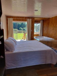 Cama ou camas em um quarto em Pousada Recanto do Lago