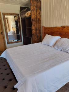 Cama ou camas em um quarto em Pousada Recanto do Lago