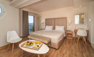 Postel nebo postele na pokoji v ubytování Karalis City Hotel