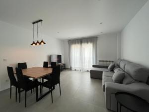 uma sala de estar com uma mesa e um sofá em Apartamentos Cella em Cella