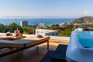 un patio avec une piscine à côté dans l'établissement FlyViewFlatsGOLD PrivateHotTub with SeaView, à Rhodes