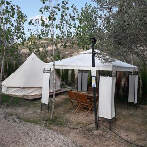 AlboracheにあるPachamama ecocampingのテント(テーブル、椅子付)