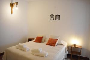 A bed or beds in a room at Posada de las Viñas