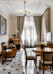 A seating area at Baglioni Hotel Regina - The Leading Hotels of the World