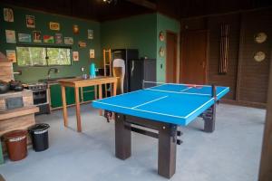 una cocina con mesa de ping pong. en Casa Green Piccoli - Itajaí/SC, en Itajaí