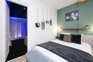 - une chambre avec un grand lit blanc et une fenêtre dans l'établissement Art Déco Champagne & Spa, à Reims