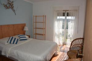 En eller flere senge i et værelse på Villa Casa da Rosa, com piscina privada