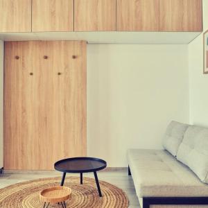 a living room with a coffee table and a couch at Cosmic Studios NorD10 By Alezzi in Năvodari +15 photos