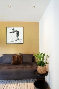 een woonkamer met een bank en een foto aan de muur bij Starla 4 in Sankt Anton am Arlberg