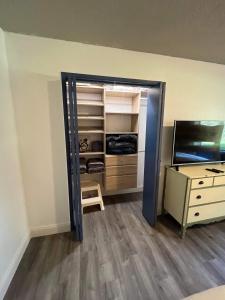 TV a/nebo společenská místnost v ubytování Rustic Girdwood Condo