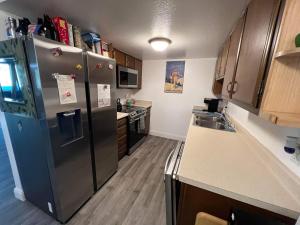 Kuchyň nebo kuchyňský kout v ubytování Rustic Girdwood Condo