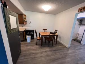 Kuchyň nebo kuchyňský kout v ubytování Rustic Girdwood Condo