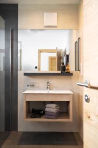 een badkamer met een wastafel en een spiegel bij Starla 4 in Sankt Anton am Arlberg