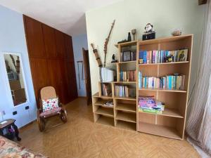 Knihovna v apartmánu