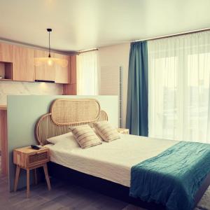 a bedroom with a large bed and a window at Cosmic Studios NorD10 By Alezzi in Năvodari