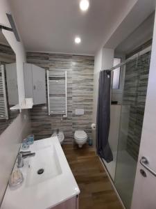 uma casa de banho com um lavatório, um WC e um chuveiro em B&B Cà di Bollo em Moneglia