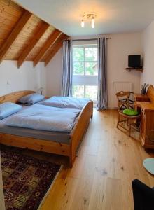 - une chambre avec un lit, une table et un bureau dans l'établissement Das Landhotel zur Mühle, à Münster