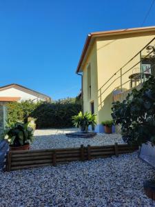 einen Garten mit Topfpflanzen und ein Gebäude in der Unterkunft B&B Cà di Bollo in Moneglia