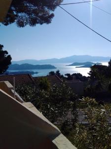 uma vista para o oceano a partir de uma casa em Anemos Studios em Vassilias