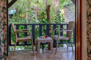 2 sillas y una mesa en el balcón en Selimhan Otel en Marmaris