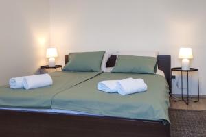 1 cama grande con 2 almohadas blancas. en Studio apartment above promenade w terrace & parking, en Rabac
