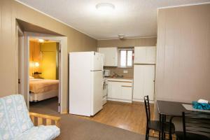 Kuchyň nebo kuchyňský kout v ubytování Lone Star Motel